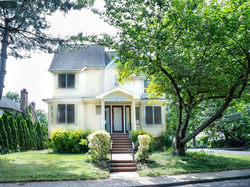 11 Willow Lane, North Hempstead, NY, 11023 | Card Image
