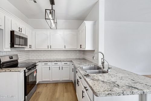 1563 S Longspur Ln, Gilbert, AZ, 85296-9647 | Card Image