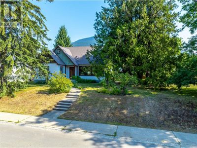 422 9 Th St E, House other with 3 bedrooms, 2 bathrooms and 2 parking in Revelstoke BC | Image 1