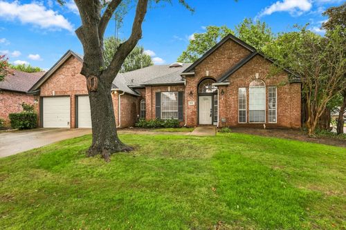 2900 Woodhaven Dr, Grapevine, TX, 76051-2690 | Card Image