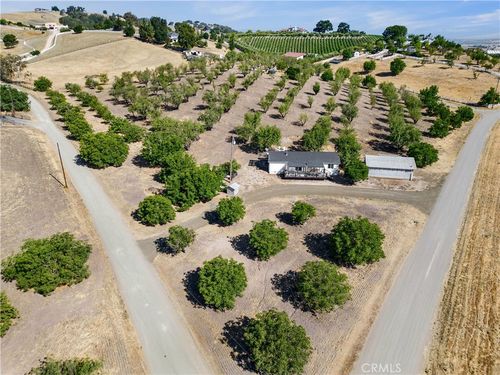 990 Akron Rd, Templeton, CA, 93465-8492 | Card Image