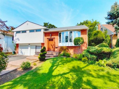 417 Bunker Dr, Oceanside, NY, 11572-5601 | Card Image