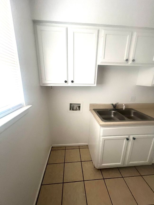 802 Matthew St, Townhouse with 2 bedrooms, 2 bathrooms and null parking in Sundown TX | Image 4