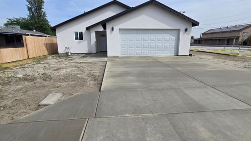 2104 Bell Ave, Corcoran, CA, 93212-1606 | Card Image