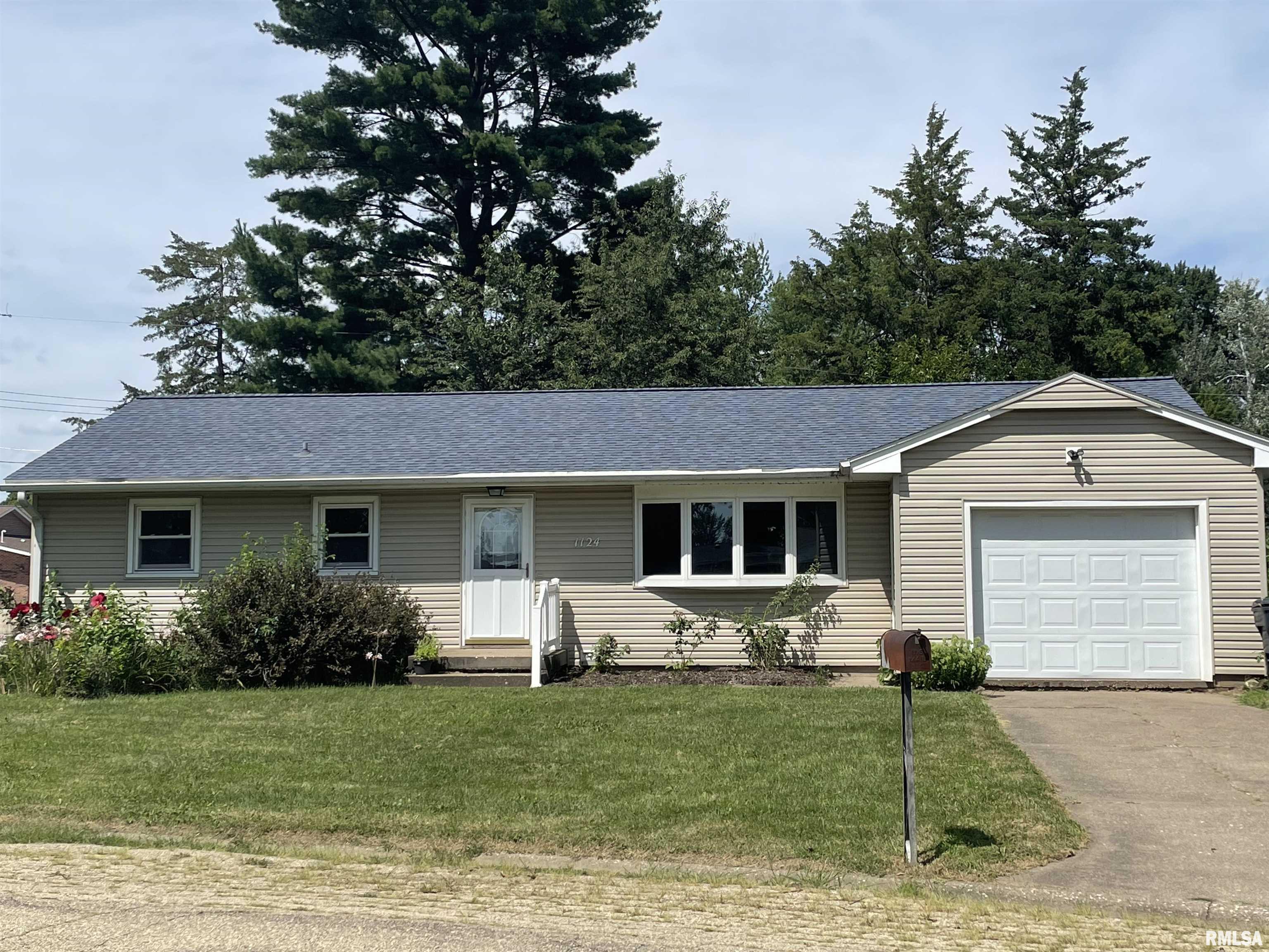 Bobetta Ct, Clinton, IA 52732
