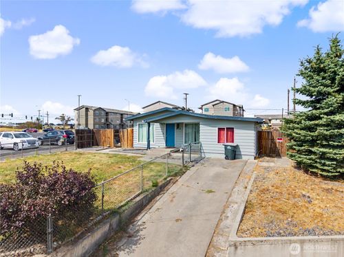 912 W Loop Dr, Moses Lake, WA, 98837-1544 | Card Image