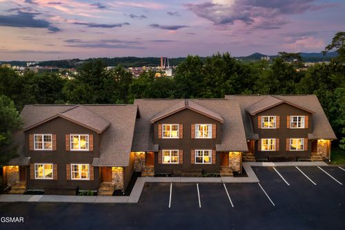 2661 Valley Heights Dr, Pigeon Forge, TN, 37863-4201 | Card Image