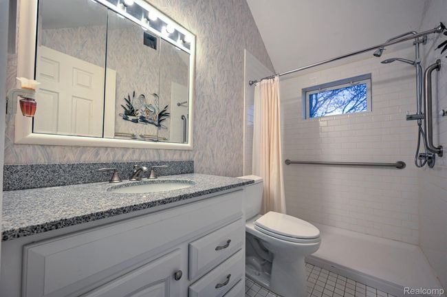UPPER FULL BATH | Image 32