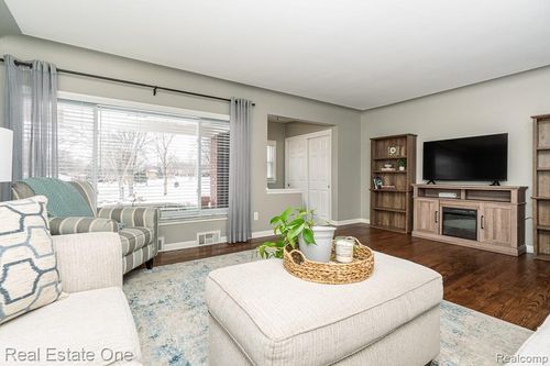 395 Wimpole Dr, Rochester Hills, MI, 48309-2151 | Card Image