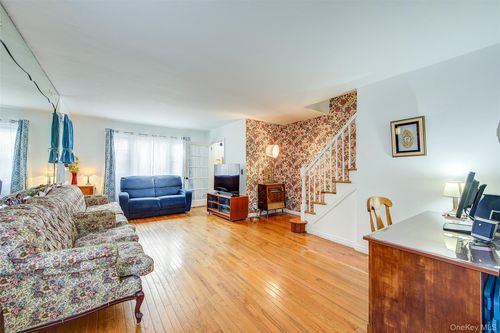 36 200th St, Bayside, NY, 11361-1112 | Card Image