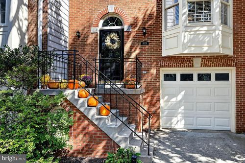 8006 Trevor Pl, VIENNA, VA, 22182-4018 | Card Image