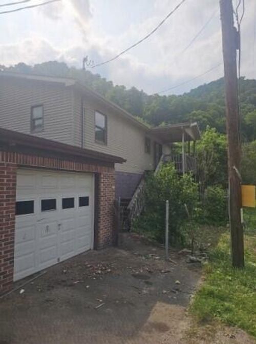 106 Sergent St, Evarts, KY, 40828-5909 | Card Image