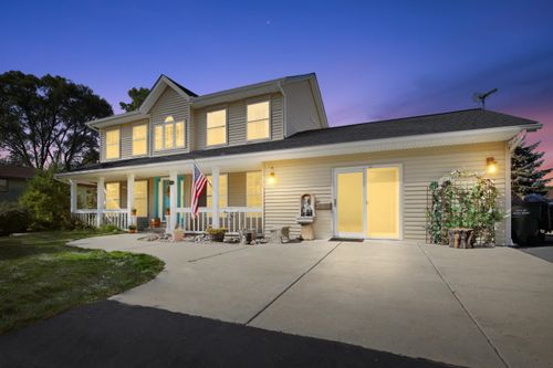 2350 E Sandy Acre Rd, West Bend, WI, 53090-2806 | Card Image