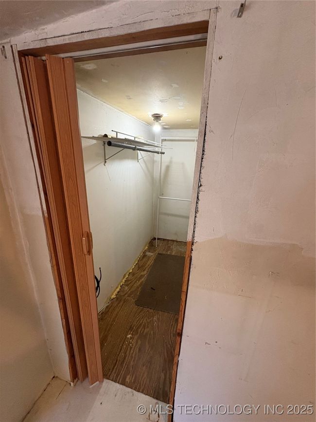 Master walk in closet | Image 11