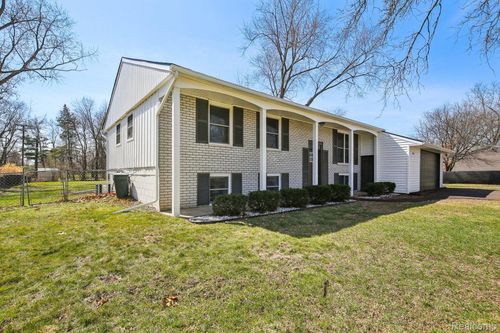 523 Glengary Rd, Wolverine Lake, MI, 48390-1496 | Card Image