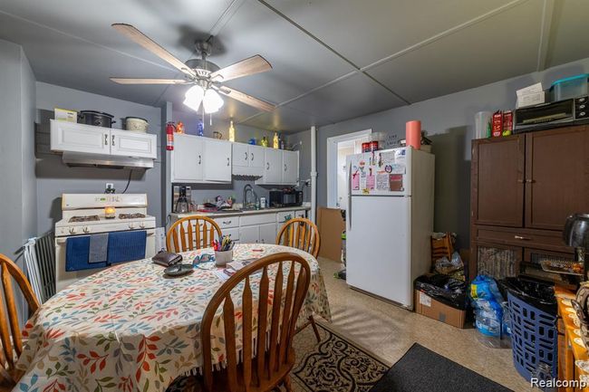 916 B Kitchen | Image 18