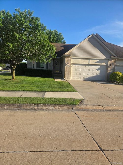 30118 Indianwood Dr, Chesterfield, MI, 48047-5712 | Card Image