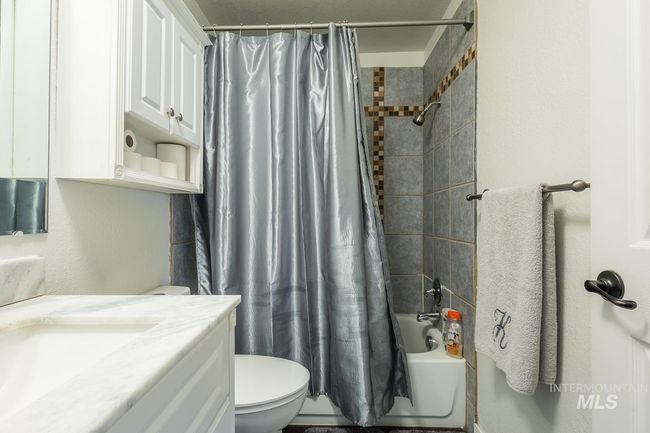 1300 N Big Tree Ln, House other with 4 bedrooms, 3 bathrooms and 4 parking in Kuna ID | Image 23