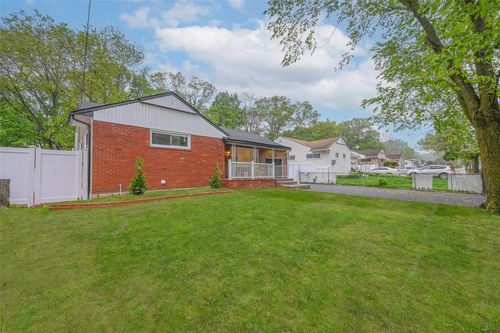 717 Janos Ln, W Hempstead, NY, 11552-4132 | Card Image