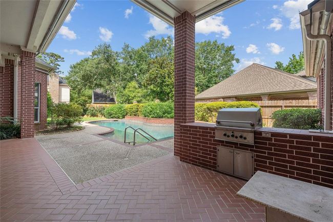 Beautiful patio with built in grill for entertaining. | Image 38