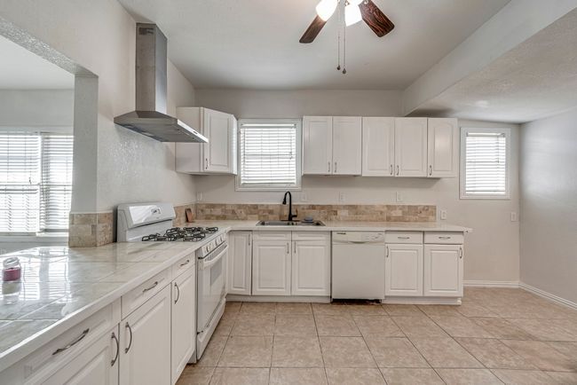 323 W University Ave, House other with 3 bedrooms, 2 bathrooms and null parking in Waxahachie TX | Image 13