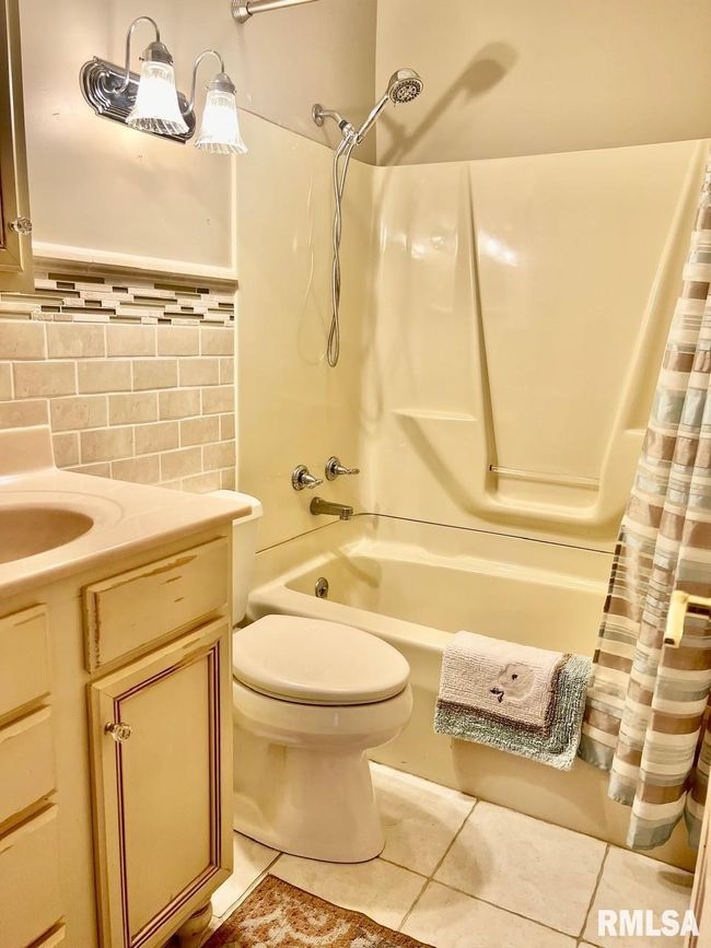 8 Shawnee Dr, House other with 3 bedrooms, 2 bathrooms and null parking in West Frankfort IL | Image 8