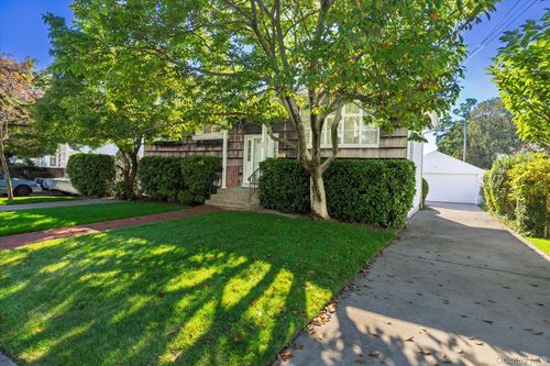 33 Starks Pl, Lynbrook, NY, 11563-4024 | Card Image