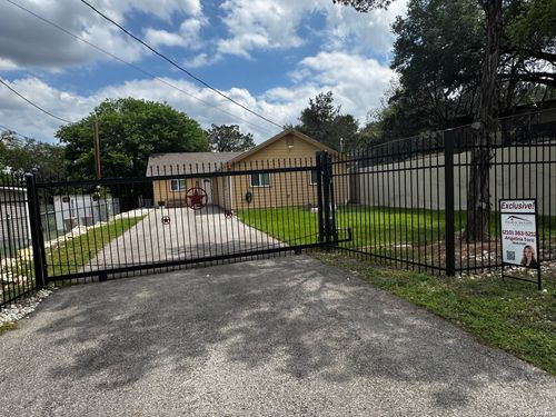 735 Green Castle Pl, Canyon Lake, TX, 78133-4606 | Card Image