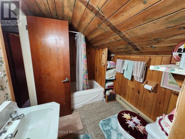 40065 School Rd, Home with 3 bedrooms, 2 bathrooms and 5 parking in Goderich ON | Image 15