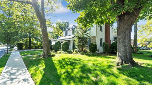 35 Carlton St, Malverne, NY, 11565-1801 | Card Image