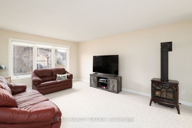 28 Kyle Crt, House other with 2 bedrooms, 1 bathrooms and 4 parking in Frankford ON | Image 5