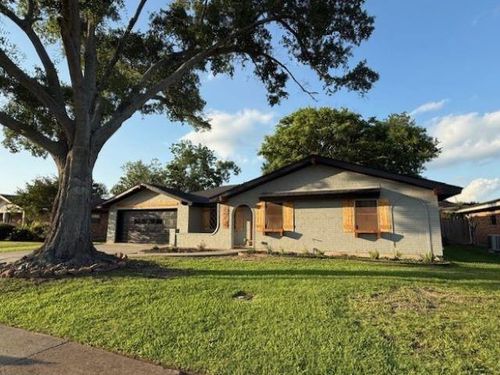 674 Meadowgreen Dr, Port Neches, TX, 77651-6018 | Card Image