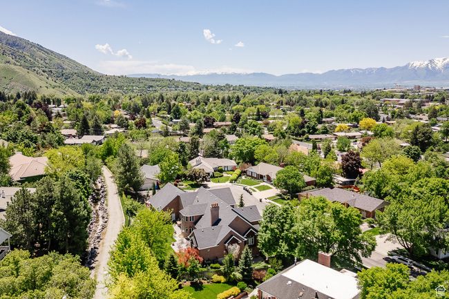 Aerial view of residential area featuring mountains | Image 105