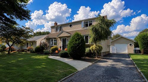3995 New Rd, Seaford, NY, 11783-1318 | Card Image
