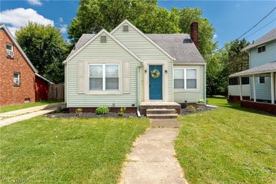 Bungalow with a front lawn | Image 1