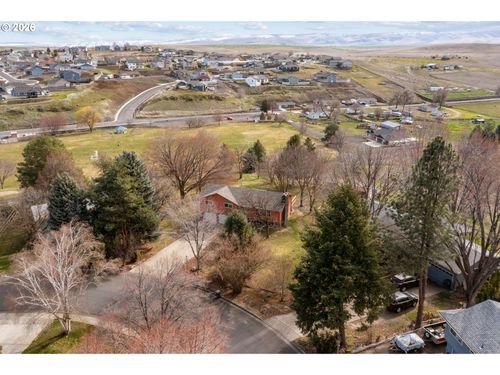 1829 Sw Athens Ave, Pendleton, OR, 97801-4011 | Card Image