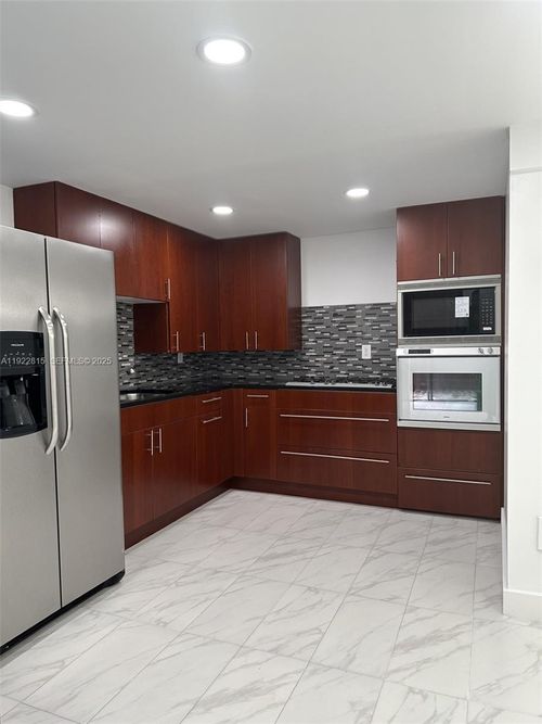 b25-7123 Sw 115th Pl, Miami, FL, 33173-1795 | Card Image