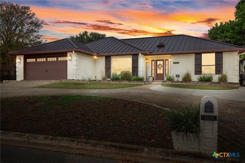 305 E Tanglewood Dr, New Braunfels, TX, 78130-5266 | Card Image