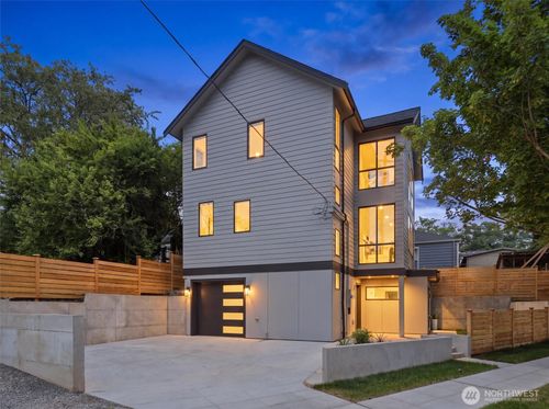 2726 Ne Blakeley St, Seattle, WA, 98105-3119 | Card Image