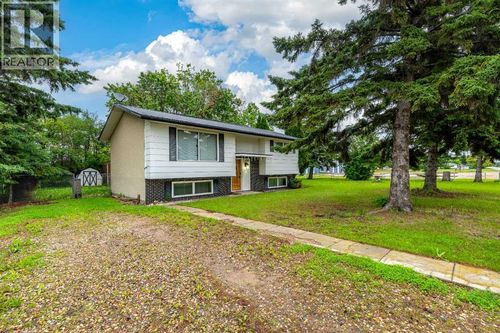 108 3rd Ave W, Neilburg, SK, S0M2C0 | Card Image