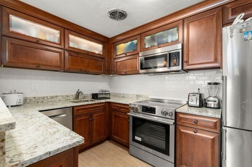 b1-31 Warren St, Waltham, MA, 02453-6933 | Card Image