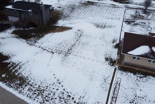 2 Village Cir, Altoona, IA, 50009 | Card Image