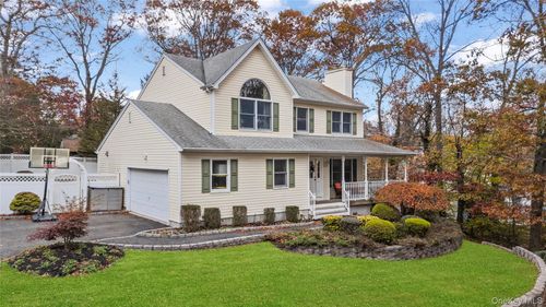 18 15th St, Wading River, NY, 11792-1936 | Card Image