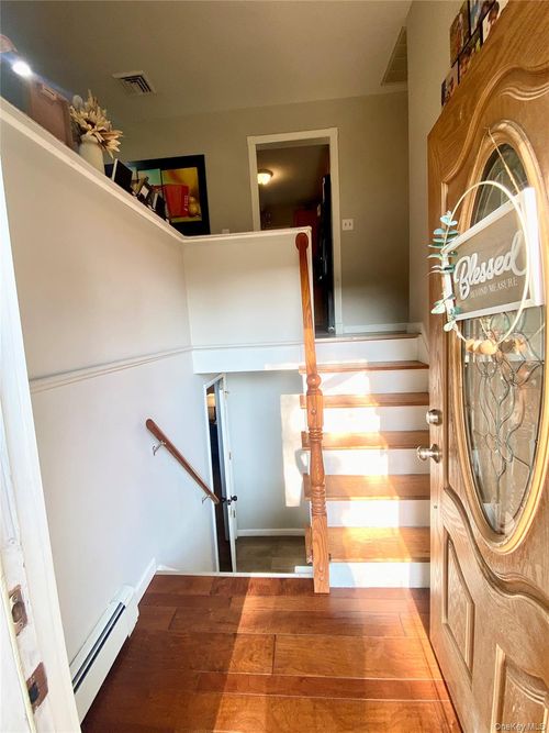 20 Donner Dr, Walden, NY, 12586-1322 | Card Image