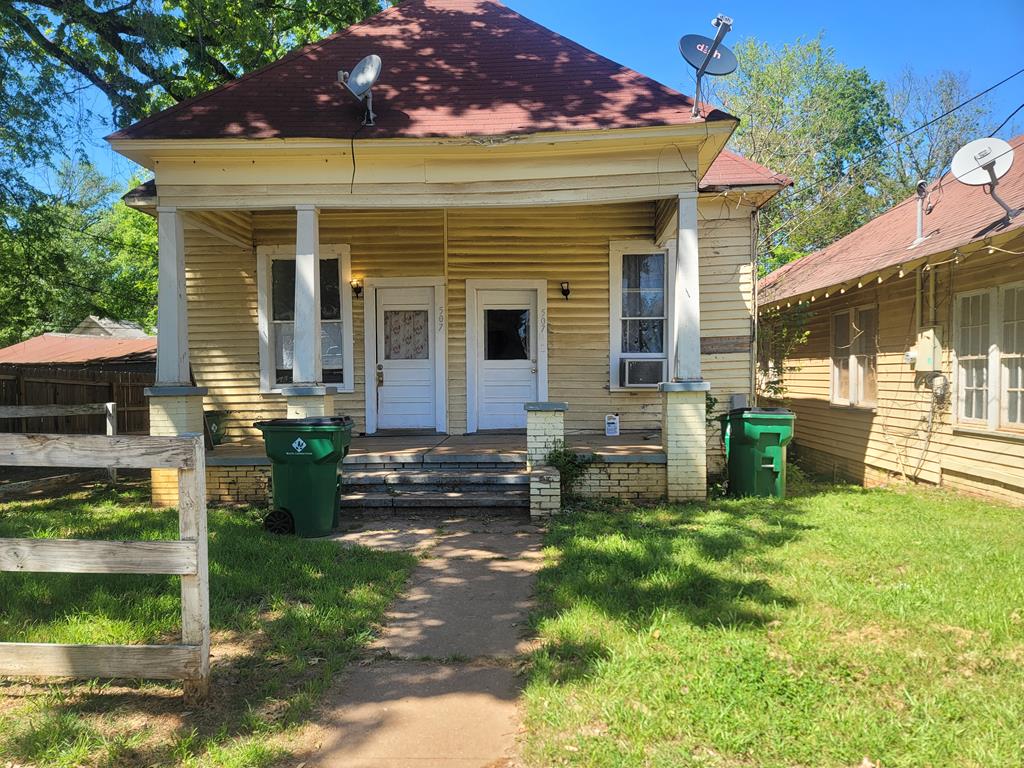 Lacy St, Palestine, TX 75801