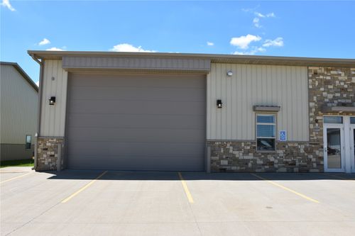 5609 Business Ln, Marion, IA, 52302-6201 | Card Image