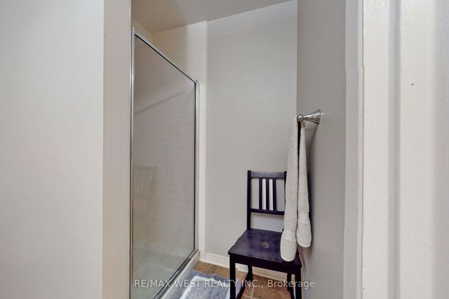 B - 39 Portland Cres, Home with 2 bedrooms, 3 bathrooms and 2 parking in Newmarket ON | Image 22