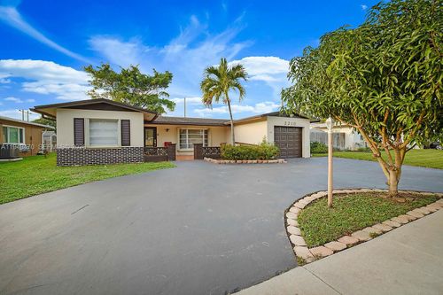 2210 Nw 91st Ter, Pembroke Pines, FL, 33024-3250 | Card Image