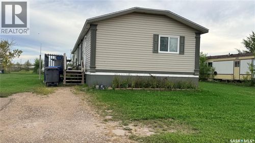 222 Willow Park Green, House with 3 bedrooms, 2 bathrooms and null parking in Estevan SK | Card Image