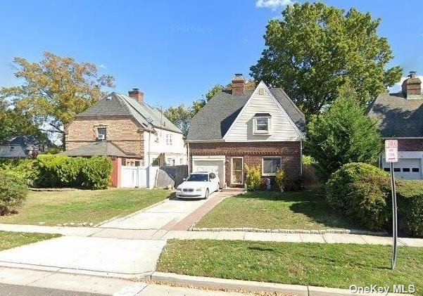 Surrey Ln, Hempstead, NY 11550